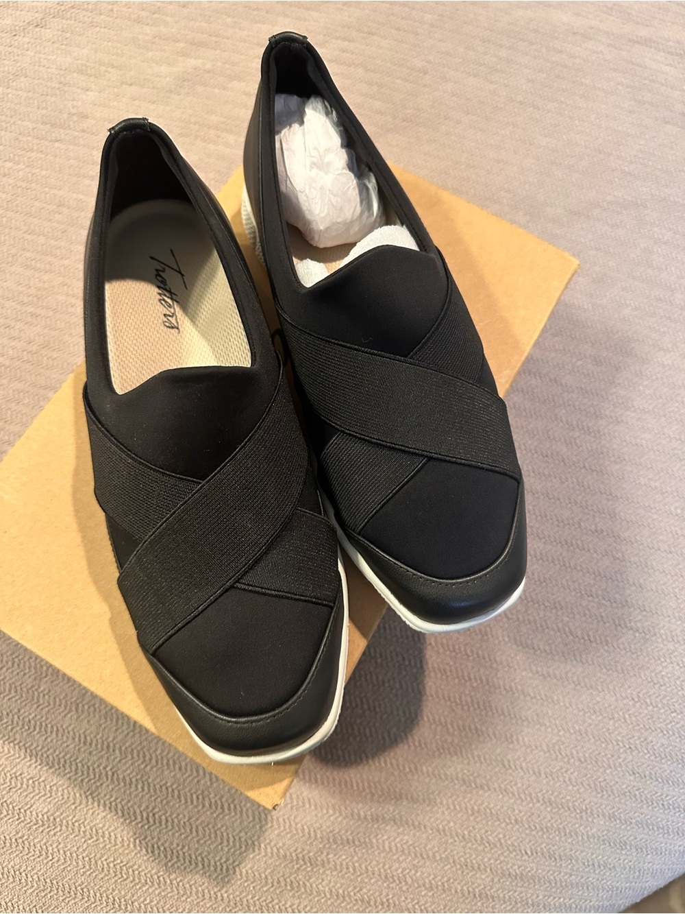 Trotters Black Slip-On Crisscross Elastic Sneakers. NWT. Size 8 wide